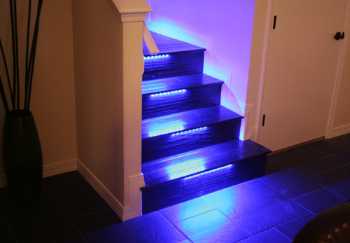 Las Escaleras Con Iluminación LED Pueden Agregar Una Estética Moderna Y  Elegante A Cualquier Espacio Interior. La Iluminación No Solo Brinda Un  Toque Elegante Sino Que También Sirve Como Una Característica Funcional